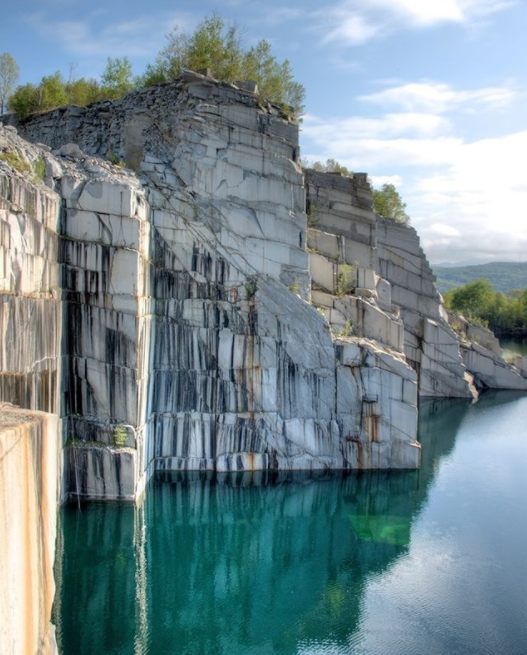 How to Find the Best Headstone Company Near Me